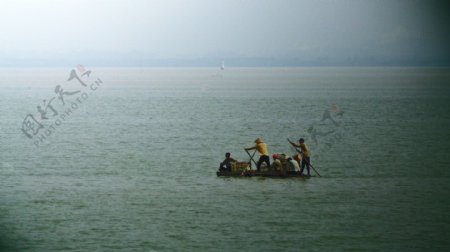 海上劳作的渔民图片