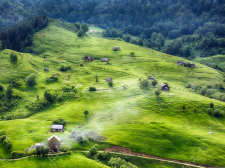 高清绿色山坡乡村人家素材图