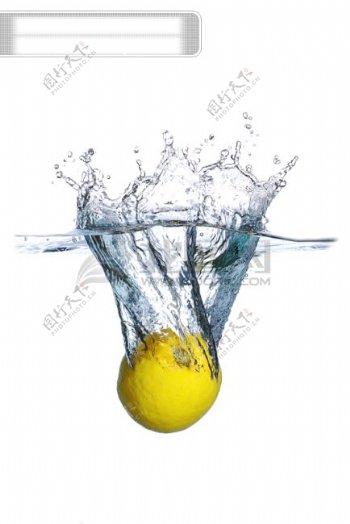 坠入水中的柠檬图片素材300dpi柠檬水花水果动感瞬间高清图片创意图片