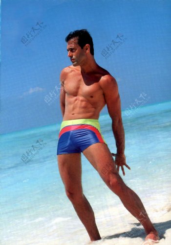 海滩健身男人图片