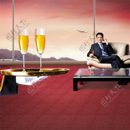 龙腾广告平面广告PSD分层素材源文件酒杯红酒红男人男性沙发桌子盘子