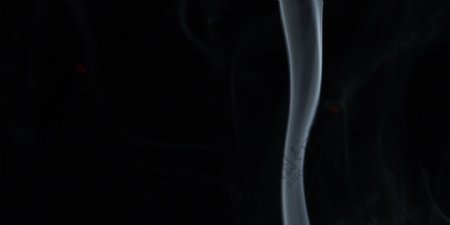 香烟在黑色背景的股票视频烟雾视频免费下载