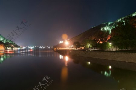 龙门东山石窟夜景图片