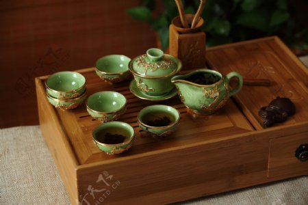 彩釉金龙茶具图片