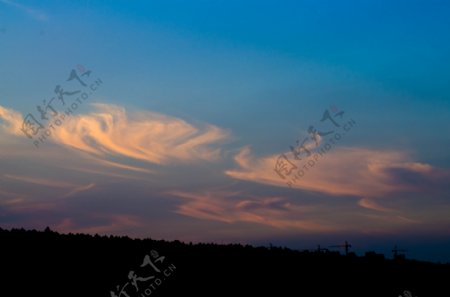 傍晚的卷云图片