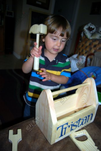 小男孩在用工具造玩具房子图片