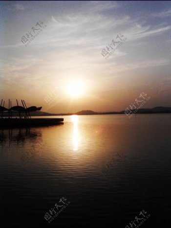 夕阳下的蠡湖图片