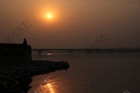江边夕阳剪影图片