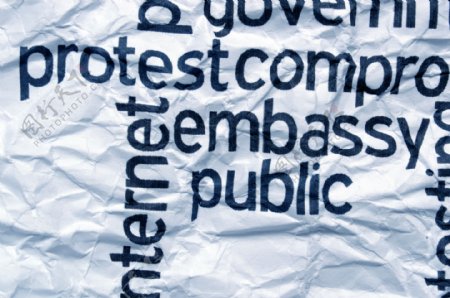 在皱纹纸大使馆的抗议的文字