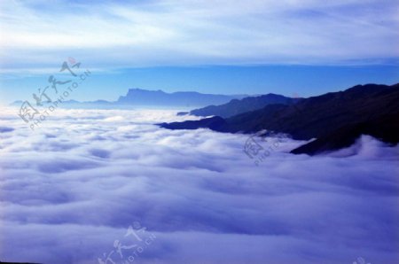 云雾缭绕大山背景图