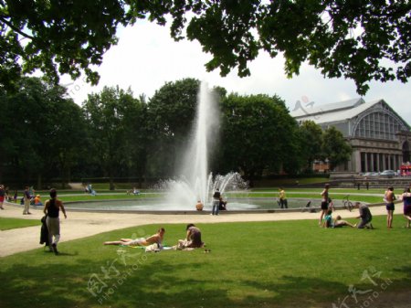 欧美风情比利时广场草地喷泉