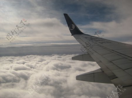 航拍飞机白云