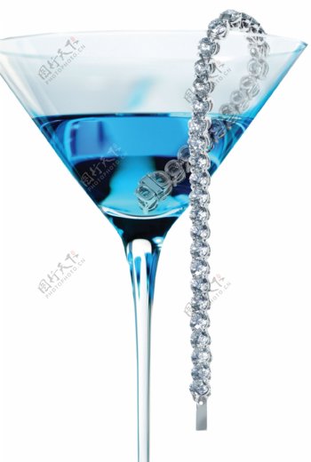 蓝色鸡尾酒与钻石手链图解
