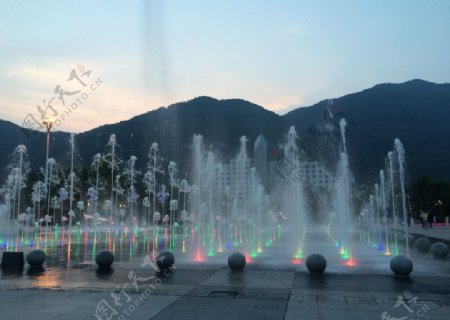 临海市政广场的喷泉图片