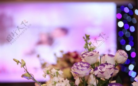 婚礼大厅紫色玫瑰花图片