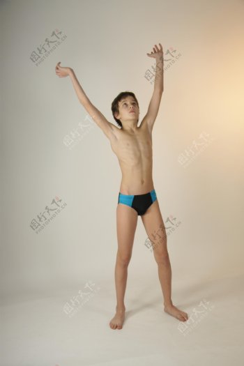 伸展身体的男孩图片