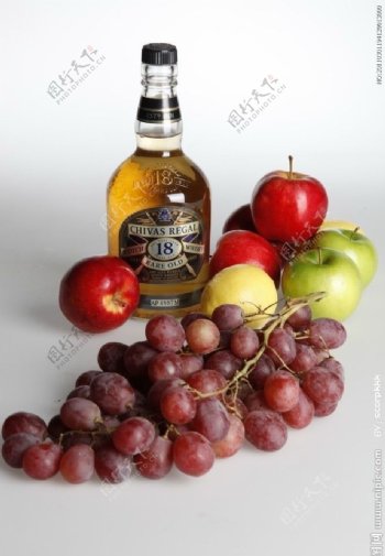 静物酒瓶葡萄和苹果图片