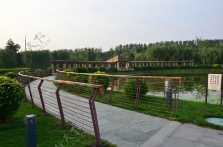 北京通州潞城中心公园走廊图片