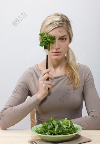 吃青菜的女人图片
