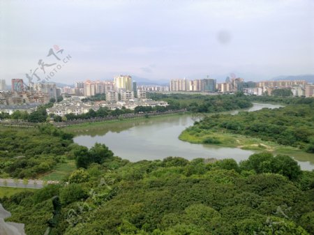 河边城市风景图片