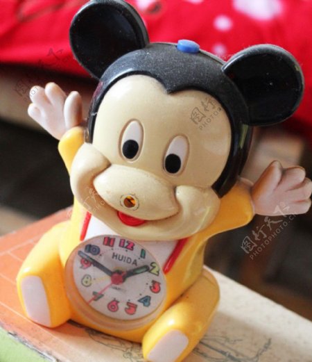 一个可爱的米老鼠座钟图片
