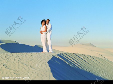 沙漠沙滩情侣人物图片