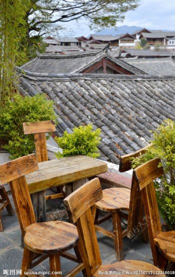 丽江古镇屋顶啤酒花园图片