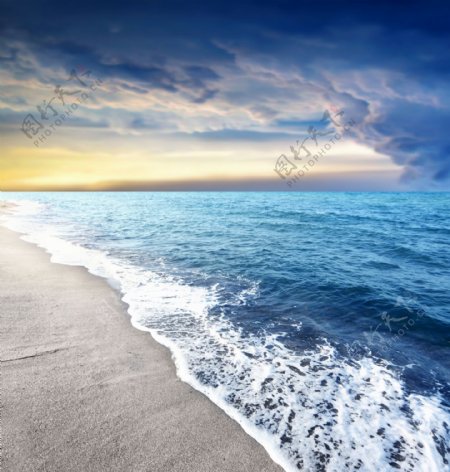 蓝天海浪沙滩背景图片