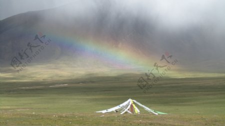 高原草原的彩虹图片