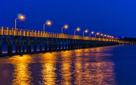 黄昏港口夜景图片