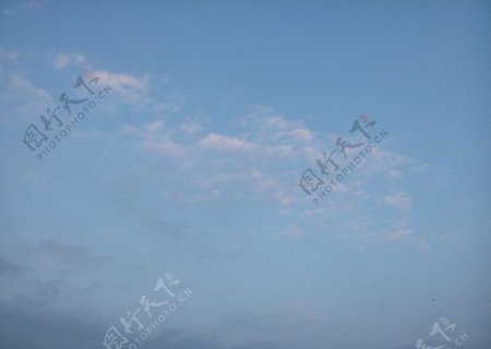 淡蓝色天空背景图片