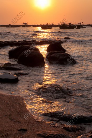 硇洲岛黑石滩日出美图片