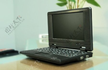 黑色笔记本电脑上网图片