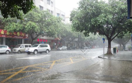 三水下雨街景图片