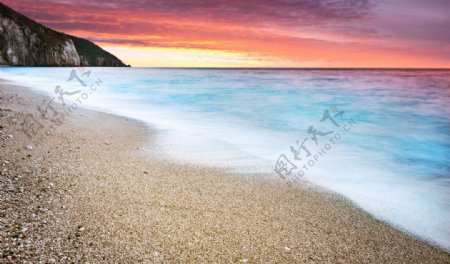 黄昏里的孤岛沙滩图片