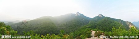 雾气蒙蒙的远山全景图图片