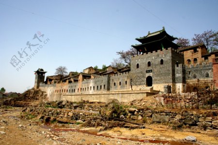 湘语村口复建中的堡楼图片