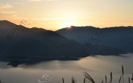 晨与湖图片