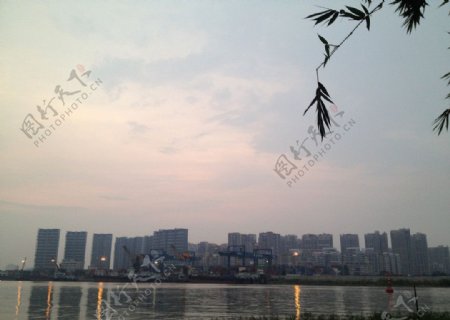 夕阳江边的建筑群景观图片