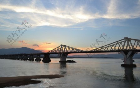 霞光下的福州洪塘大桥图片