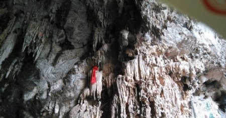 云南燕子洞悬崖峭壁图片