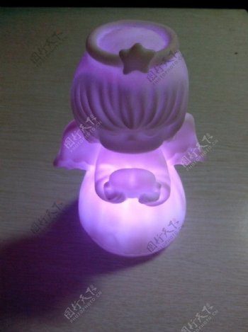 微紫的发光的玩具灯图片