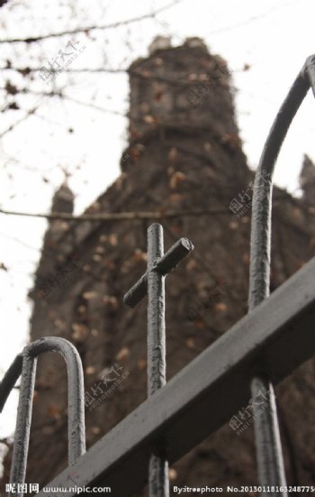 教堂外的铁门图片