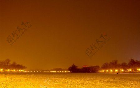 后海雪景夜图片