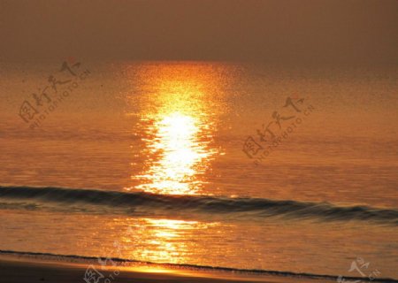 海上晨光图片