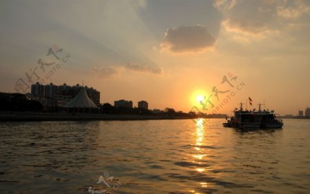 江边日落图片