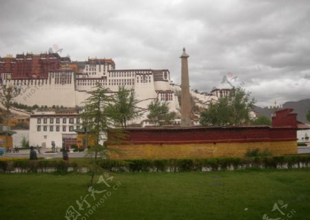 布达拉宫前碑文图片