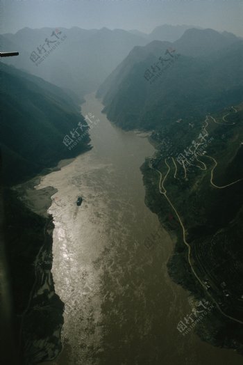 长江三峡巫峡鸟瞰非高清图片