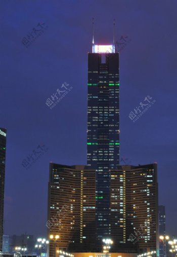 夜色下城市中的高楼大厦图片