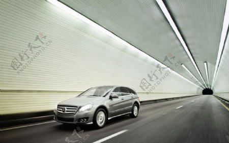 隧道中的豪华奔驰轿车图片